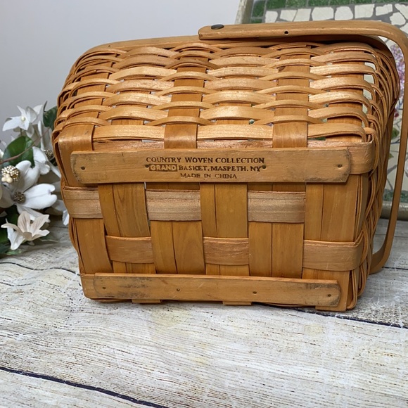 Country Woven Collection Tan Basket With Articulating Handle - Picture 4 of 5